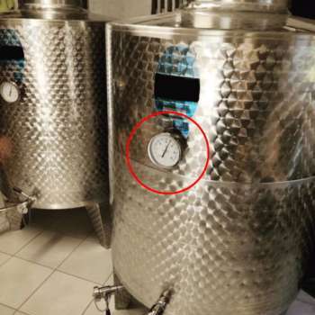 Manometro professionale su serbatoio vino